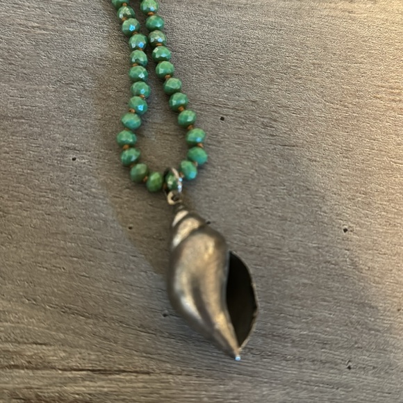 Handcrafted and handknotted ocean green 36 inch necklace with silver conch shell - Picture 3 of 3